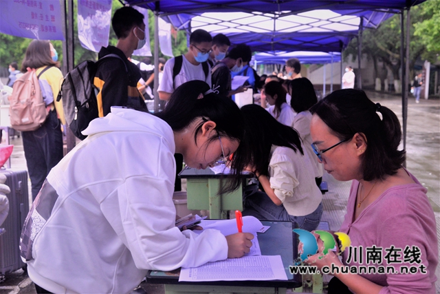 泸县建校顺利完成2021级新生报到工作(图1)