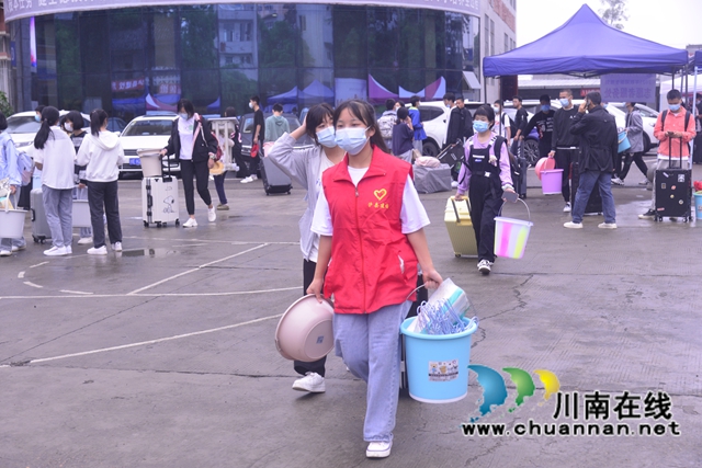 泸县建校顺利完成2021级新生报到工作(图6)