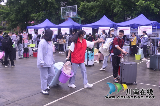 泸县建校顺利完成2021级新生报到工作(图5)