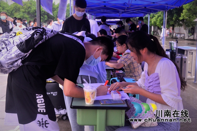 泸县建校顺利完成2021级新生报到工作(图7)