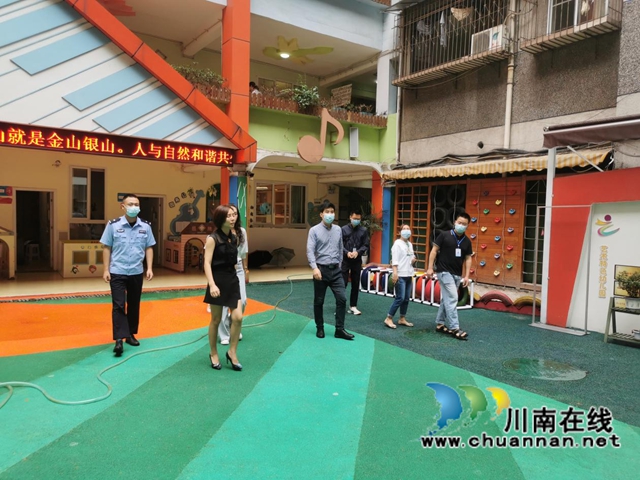 江阳区北城街道“开学季”开展校园周边安全检查(图1) 江阳区北城街道“开学季”开展校园周边安全检查(图1)