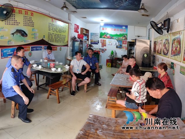 龙马潭区小市街道执法队 “四举措”推动解决餐饮油烟扰民难题(图2)