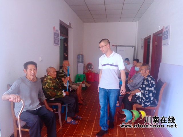 泸县云龙镇：老年人接种疫苗，我们贴心服务(图1)