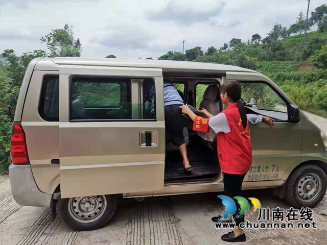 纳溪区东升街道为行动不便老年人接种疫苗提供义务接送服务(图3)