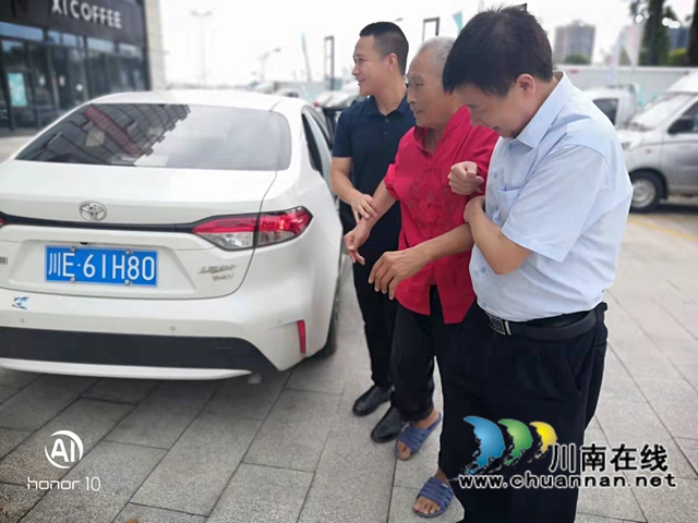 纳溪区东升街道为行动不便老年人接种疫苗提供义务接送服务(图1)