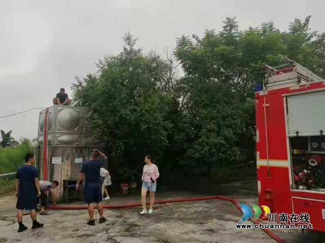 村小用水紧缺　纳溪区东升街道人大工委送水解困(图1)