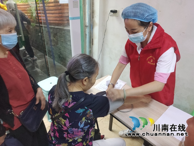 龙马潭区红星街道春晖社区开展“免费体检进小区 健康身体老人享”活动(图3)