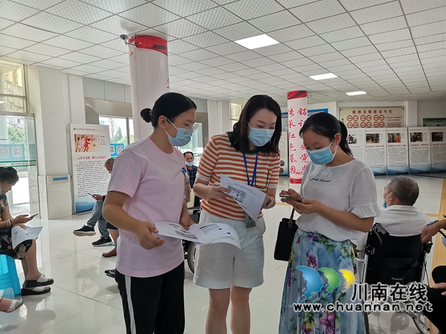 泸县残联开展“集中办证日”电信反诈宣传活动(图1)