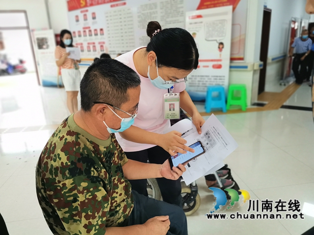 泸县残联开展“集中办证日”电信反诈宣传活动(图2)