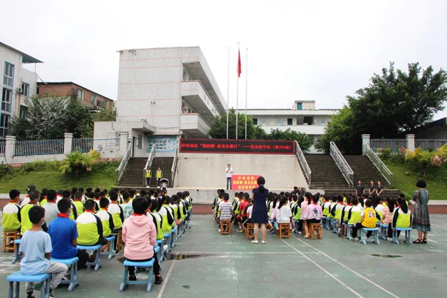 开学第一课 | 江阳法院酒麒麟送法进校园(图1)