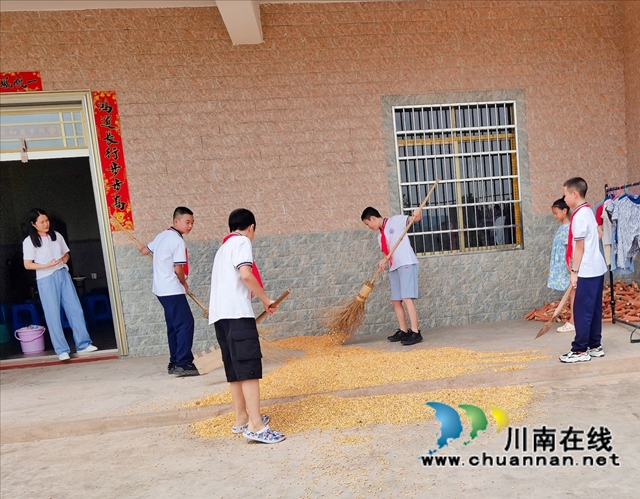 泸县得胜小学：师生家长参加“传承红色基因，少先队员在行动——拜访老兵”活动。(图4)