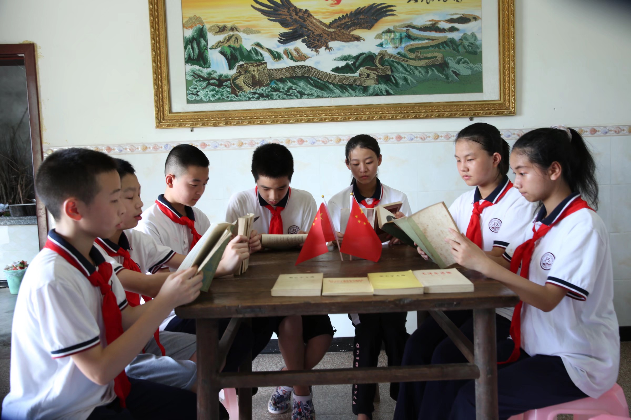 泸县得胜小学：师生家长参加“传承红色基因，少先队员在行动——拜访老兵”活动。(图7)