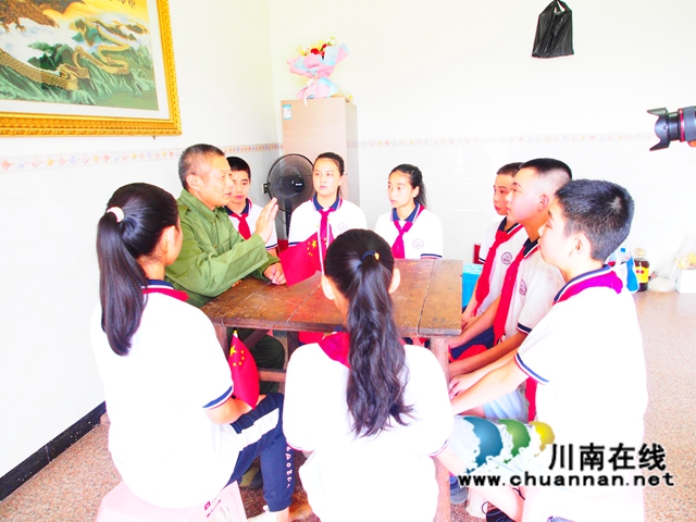 泸县得胜小学：师生家长参加“传承红色基因，少先队员在行动——拜访老兵”活动。(图8)