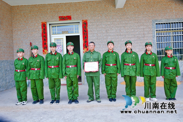 泸县得胜小学：师生家长参加“传承红色基因，少先队员在行动——拜访老兵”活动。(图12)