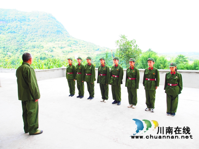 泸县得胜小学：师生家长参加“传承红色基因，少先队员在行动——拜访老兵”活动。(图10)