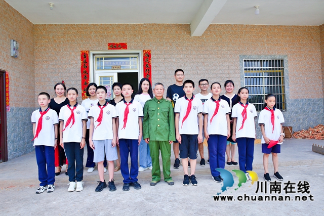 泸县得胜小学：师生家长参加“传承红色基因，少先队员在行动——拜访老兵”活动。(图13)