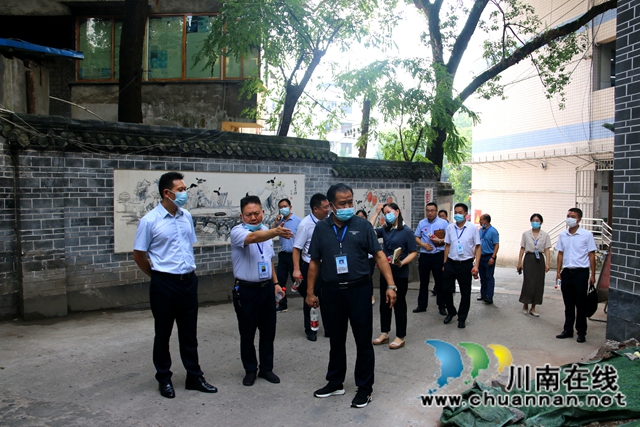 合江县领导到合江中学检查指导开学工作(图4) 合江县领导到合江中学检查指导开学工作(图4)