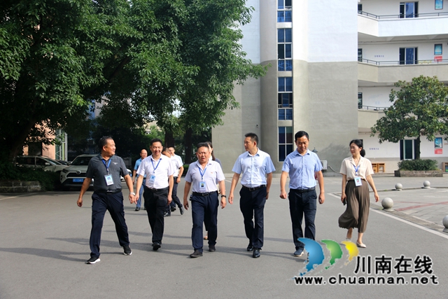 合江县领导到合江中学检查指导开学工作(图1) 合江县领导到合江中学检查指导开学工作(图1)