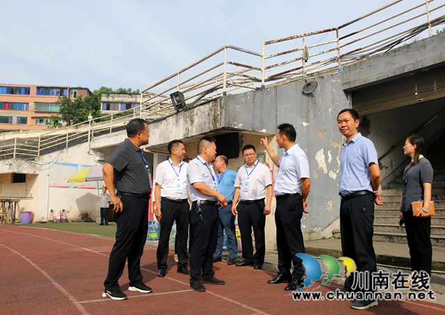 合江县领导到合江中学检查指导开学工作(图2) 合江县领导到合江中学检查指导开学工作(图2)