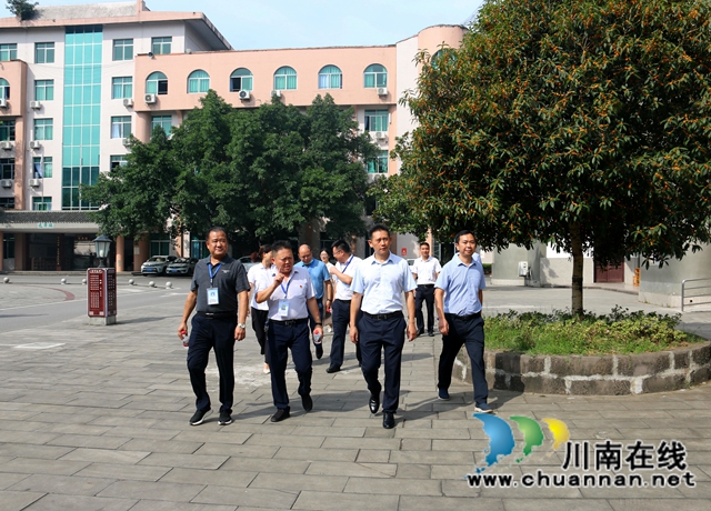 合江县领导到合江中学检查指导开学工作(图7) 合江县领导到合江中学检查指导开学工作(图7)