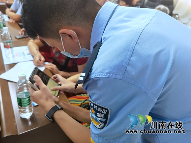 龙马潭区小市街道回龙湾社区开展老年人防范诈骗知识宣传活动(图1)