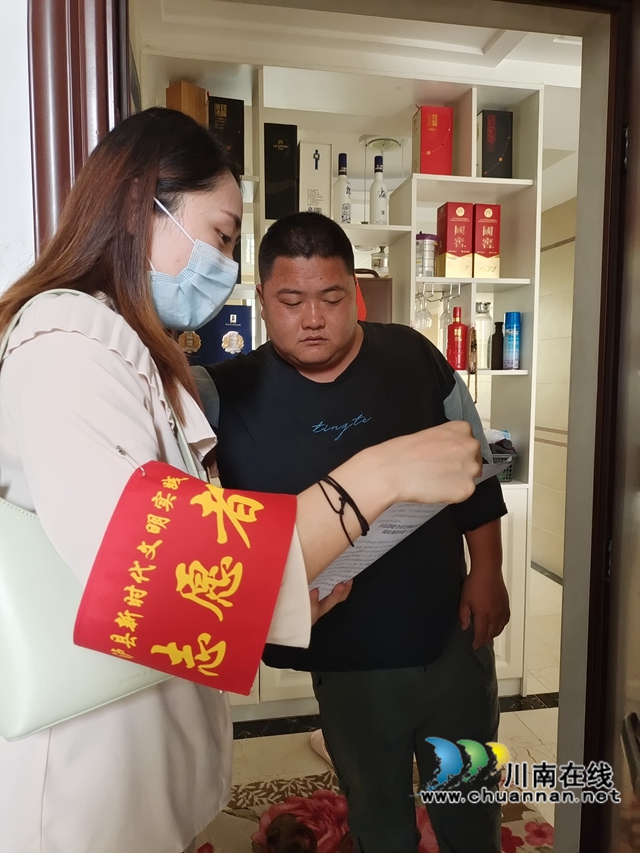 泸县住建局牵头包联部门深入社区开展全国文明城市创建“文明行动日”活动(图2)