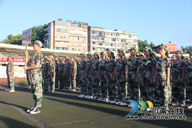 合江中学举行新生军训汇报表演暨总结表彰大会(图8)