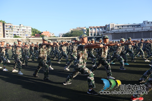 合江中学举行新生军训汇报表演暨总结表彰大会(图15)