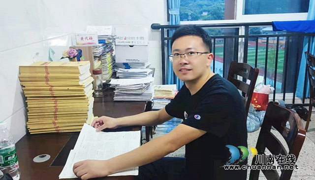 泸州市护国中学高中优秀教师张元：满园桃李笑春风(图1)