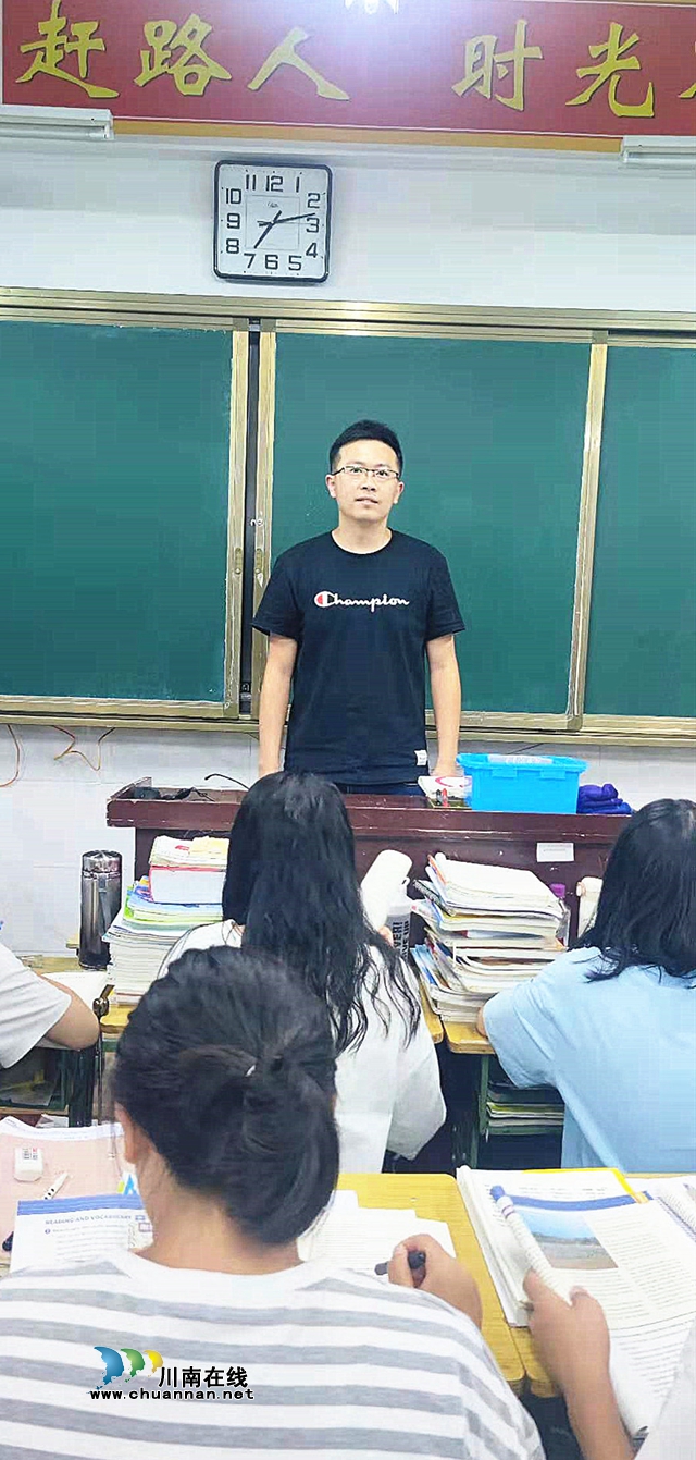 泸州市护国中学高中优秀教师张元：满园桃李笑春风(图2)