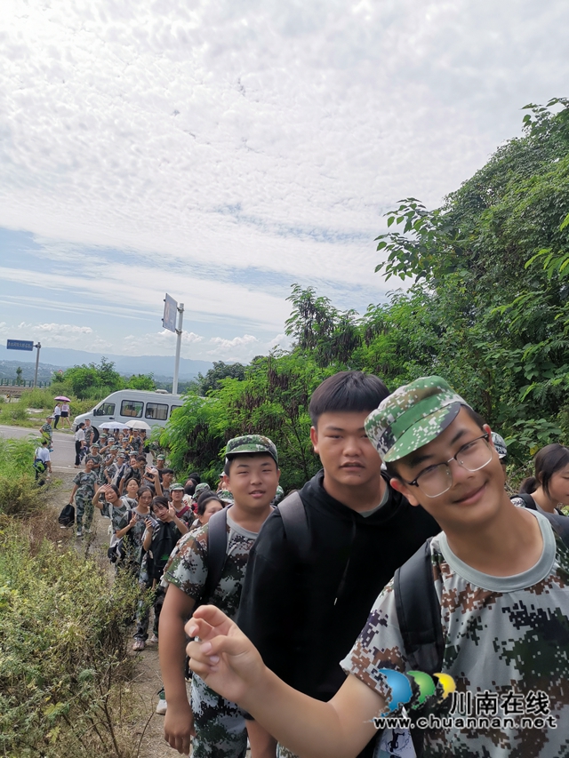 合江中学开展高一新生远足拉练活动(图3)