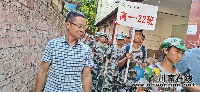 合江中学开展高一新生远足拉练活动(图4)