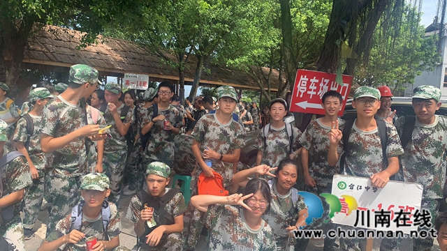 合江中学开展高一新生远足拉练活动(图5)