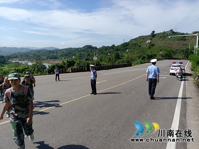 合江中学开展高一新生远足拉练活动(图12)