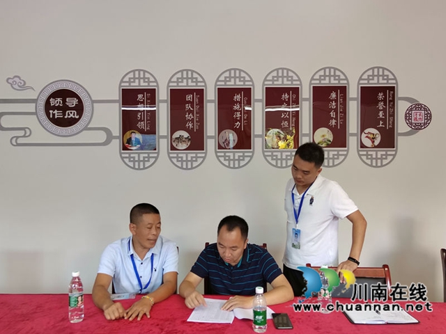 泸县教育和体育局副局长张乃兵带队检查泸县六中开学工作(图1)