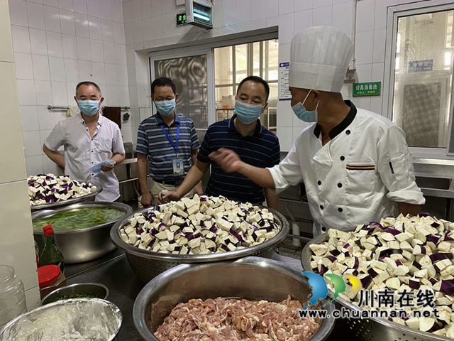 泸县教育和体育局副局长张乃兵带队检查泸县六中开学工作(图4)