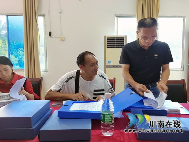 泸县教育和体育局副局长张乃兵带队检查泸县六中开学工作(图2)