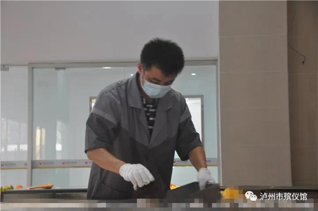 图说｜泸州：高温下坚守岗位的殡葬工作者(图1)