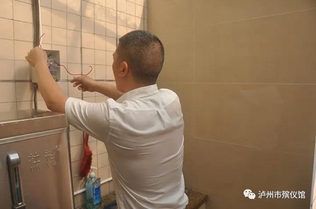 图说｜泸州：高温下坚守岗位的殡葬工作者(图3)