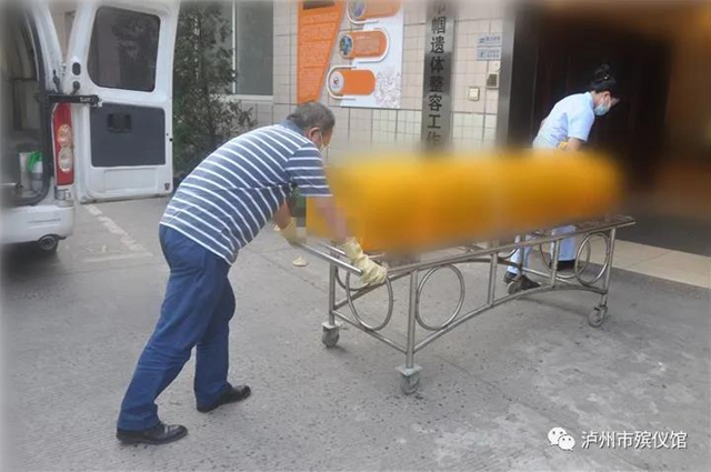 图说｜泸州：高温下坚守岗位的殡葬工作者(图4)