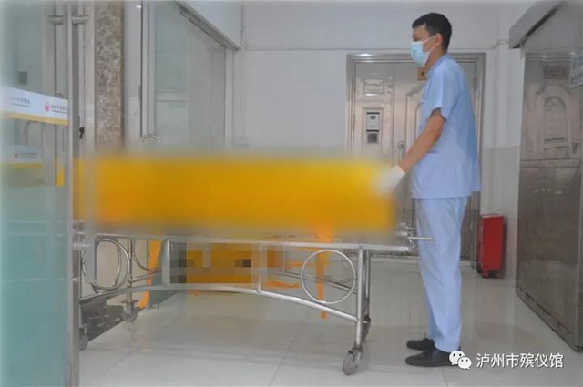 图说｜泸州：高温下坚守岗位的殡葬工作者(图5)