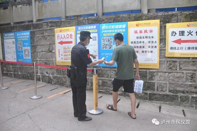 图说｜泸州：高温下坚守岗位的殡葬工作者(图7)