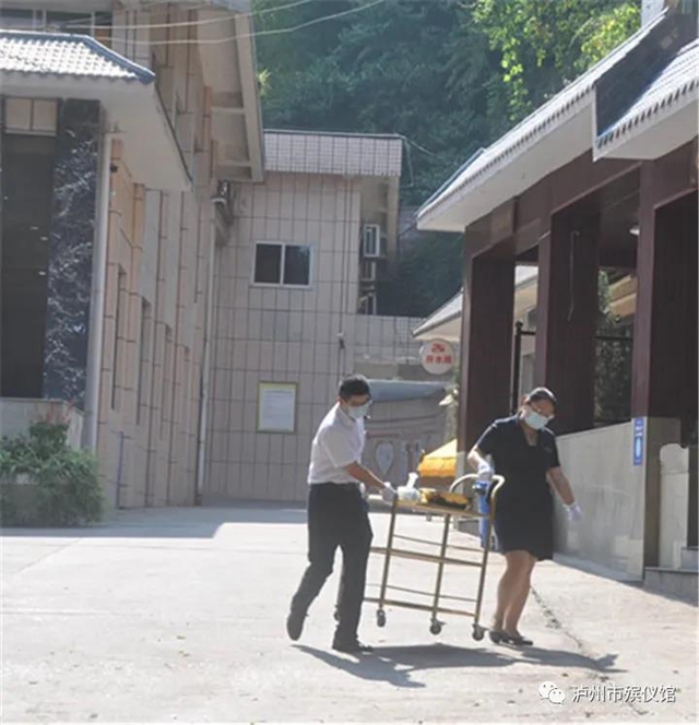 图说｜泸州：高温下坚守岗位的殡葬工作者(图8)