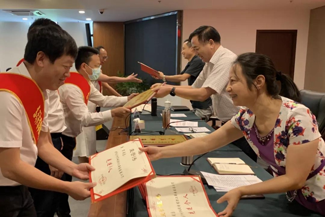 泸州市总工会表扬城镇困难职工解困脱困先进(图2)