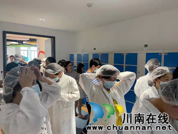 龙马潭区综合行政执法局工会开展“庆中秋•迎国庆手工月饼DIY”活动(图1)