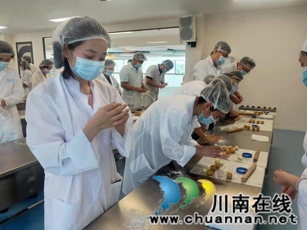 龙马潭区综合行政执法局工会开展“庆中秋•迎国庆手工月饼DIY”活动(图3)