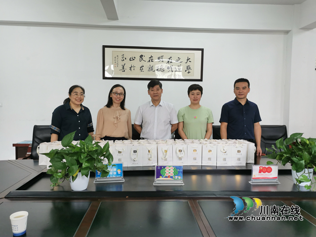 龙马潭区教师发展中心开展教师节慰问活动(图1)