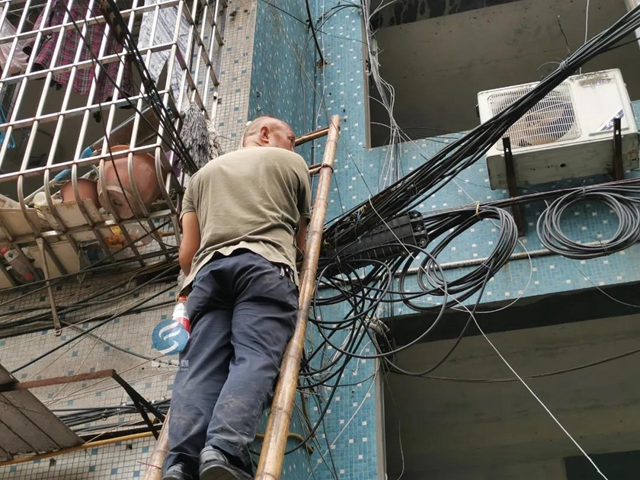 富顺重拳整治“空中蜘蛛网”，群众大呼过瘾！(图4)