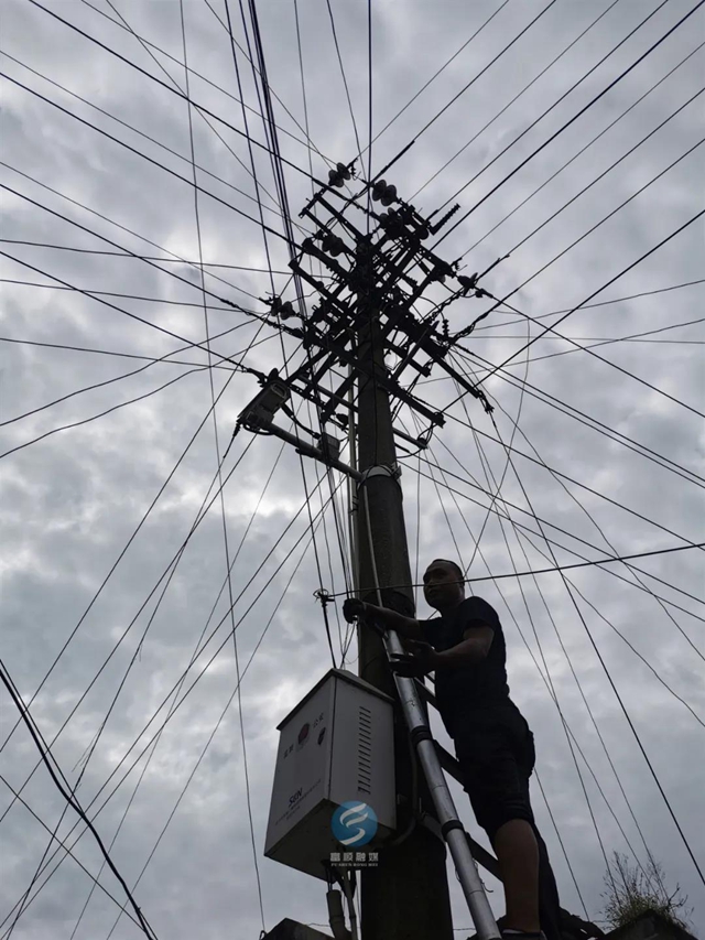 富顺重拳整治“空中蜘蛛网”，群众大呼过瘾！(图6)