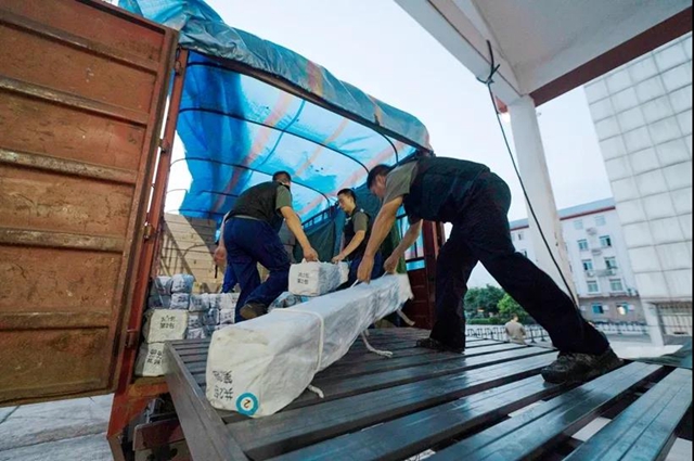 泸州市应急办调拨600件救灾物资，为“9.12”暴雨洪涝灾害转移安置群众提供基本生活保障(图1)